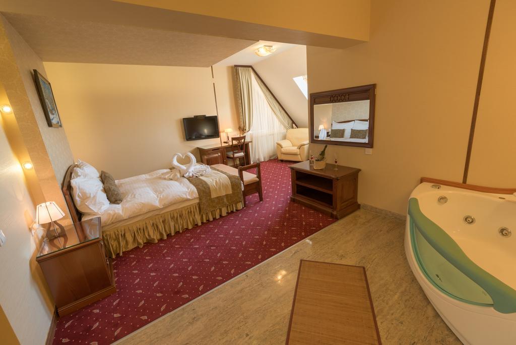 פויאנה ברשוב Edelweiss Poiana Hotels מראה חיצוני תמונה